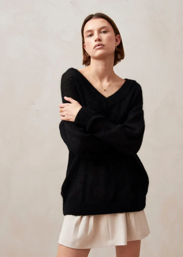 pomeda-black-sweater-sweaters-alohas-228100_3000x_9d074bb5-0fd4-41c1-adef-e2dc3684c66e