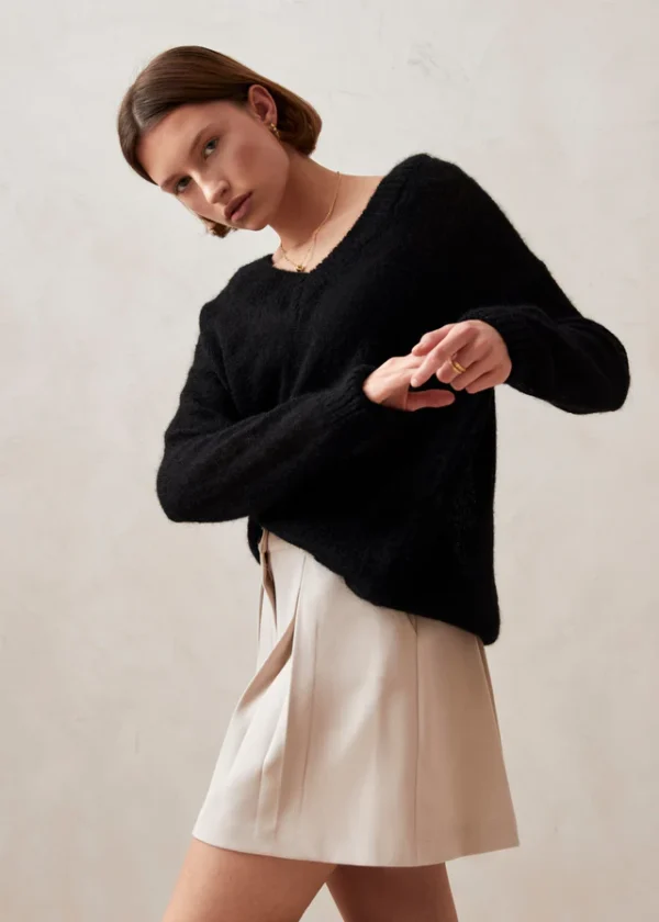 pomeda-black-sweater-sweaters-alohas-690825_3000x_30c414c2-dc3e-49a2-9f68-d088758f91d2